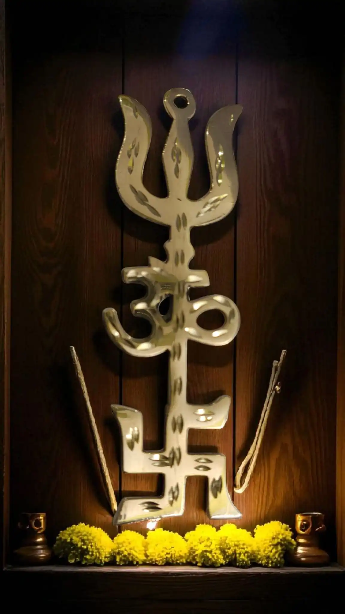 Brass Trishakti Yantra Home Decor Showpiece | Vastu Shastra Positive Energy Symbol | Handcrafted Brass Yantra for Spiritual Home Office Decoration & Gift