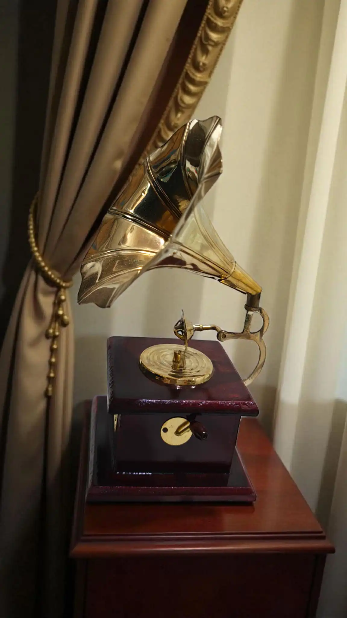 Vintage Dummy Gramophone | Elegant Decorative Home Showpiece | Unique Retro Style Gramophone Replica for Living Room & Office D?cor - Image 2